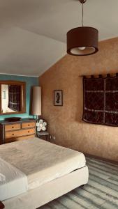 una camera con un grande letto e una lampada di Casa Vacanze Le Tre Casette ad Ameglia