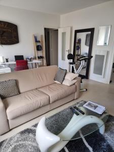 Port de Riberou في ساوجون: غرفة معيشة مع أريكة وطاولة