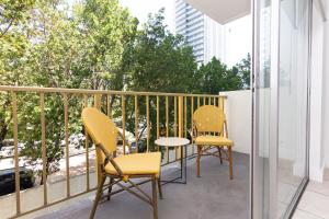 2 stoelen en een tafel op een balkon bij One Bedroom Apartment - with Parking & Balcony - Heart of Wynwood in Miami