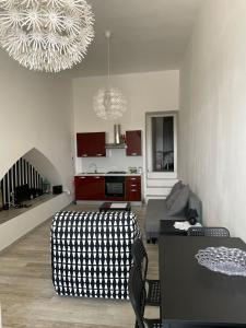 Sala de estar con cama, sofá y mesa en Il Campanile, en Agrigento
