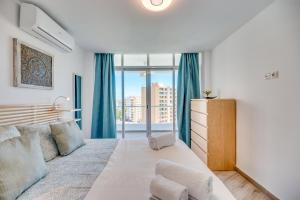 sypialnia z dużym łóżkiem i dużym oknem w obiekcie VB Diana 1BR Marina & Sea views w mieście Benalmádena +10 zdjęć