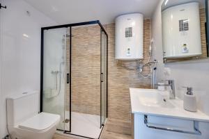 łazienka z prysznicem, toaletą i umywalką w obiekcie VB Diana 1BR Marina & Sea views w mieście Benalmádena
