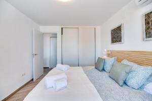 Łóżko lub łóżka w pokoju w obiekcie VB Diana 1BR Marina & Sea views