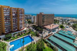 widok miasta z lotu ptaka z wysokimi budynkami w obiekcie VB Diana 1BR Marina & Sea views w mieście Benalmádena