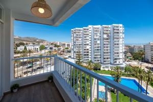 balkon z widokiem na miasto w obiekcie VB Diana 1BR Marina & Sea views w mieście Benalmádena