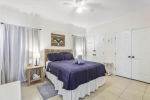 1 dormitorio con 1 cama y ventilador de techo en Rain Dancer en South Padre Island