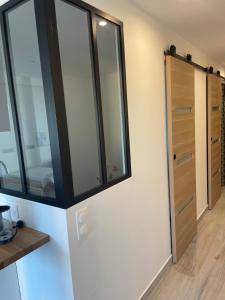 Kuchyň nebo kuchyňský kout v ubytování Appartement pieds dans l’eau Vue Mer Bormes Les Mimosas