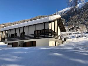 ein schneebedecktes Gebäude in der Unterkunft VILLA ADA (Val di Sole, Cogolo di Peio) in Cogolo