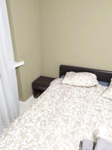 1 dormitorio con 1 cama con edredón blanco en Rynek 12, en Poznan