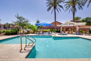 Πισίνα στο ή κοντά στο Beautiful Phoenix Home Private Yard, Pool Access!