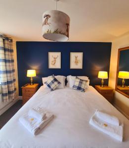 1 dormitorio con 1 cama blanca grande y 2 almohadas en The St Crispin Inn, en Worth