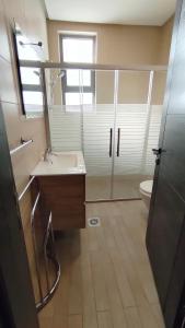 bagno con lavandino, doccia e servizi igienici di Bridge apartments ad Amman