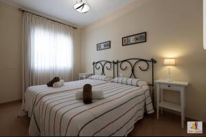 Postel nebo postele na pokoji v ubytování Nerja Zona playa de Burriana