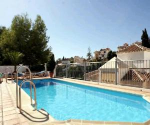 Bazén v ubytování Nerja Zona playa de Burriana nebo v jeho okolí