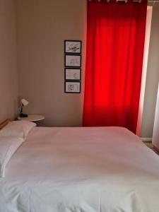 A bed or beds in a room at Voi da Noi Intero appartamento con parcheggio privato
