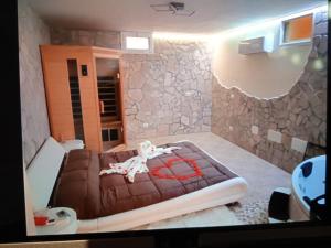 1 dormitorio con 1 cama grande de color marrón en Amos Port-Suite, en Civitavecchia