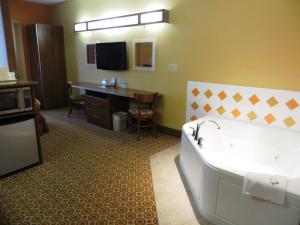 bagno con vasca, scrivania e TV di Microtel by Wyndham South Bend Notre Dame University a South Bend Altre 37 foto