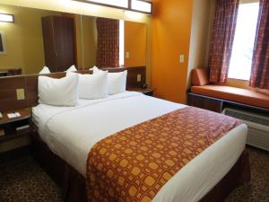 Letto o letti in una camera di Microtel by Wyndham South Bend Notre Dame University