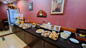 a buffet line with food on a counter in a restaurant at Hotel Diego de Almagro Copiapo in Copiapó