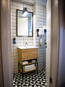 een badkamer met een wastafel en een spiegel bij The Abies in Canakkale