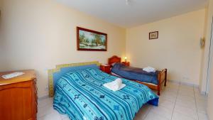 een slaapkamer met 2 bedden en een wastafel. bij La Terrasse du Port de Saint Gilles in Saint-Gilles-Croix-de-Vie