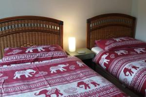 two beds sitting next to each other in a bedroom at The Stables, 2 Plough Square in Glanton