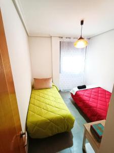 Giường trong phòng chung tại Apartamento en el Zapillo, Las Conchas