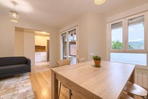een woonkamer met een tafel en een bank bij Apartamento reformado en zona residencial con garaje y wifi in Bilbao