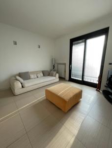 sala de estar con sofá y ventana grande en Casa Marì en Ostuni