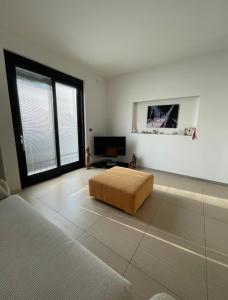 sala de estar amplia con cama y TV de pantalla plana. en Casa Marì en Ostuni