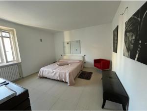 オストゥーニにあるCasa Marìの白いベッドルーム(ベッド1台、赤い椅子付)
