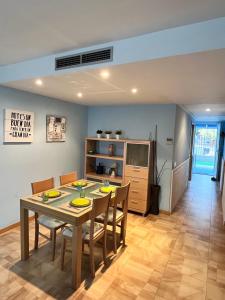 a kitchen and dining room with a table and chairs at UMA luna al sol Benicarlo-Peñiscola in Benicarló