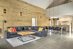 uma sala de estar com um sofá e uma mesa em Chalet Haut-Bois - Hiking, Skiing and Spa em Morin Heights