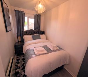 Postel nebo postele na pokoji v ubytování Milton Keynes Luxury Short Stay House with WIFI and Free Parking