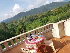- Balcón con mesa y sillas y vistas a las montañas en House Angeli, en Prunelli-di-Fiumorbo