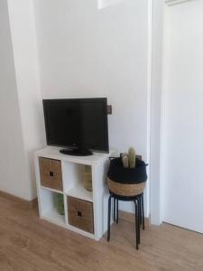 Televízia a/alebo spoločenská miestnosť v ubytovaní Apartamento familiar