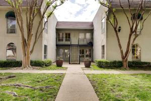 un bâtiment avec des arbres devant lui dans l'établissement Vacation Rental Near Downtown Dallas 4 Miles Away, à Dallas