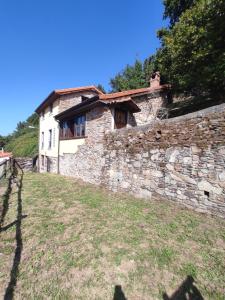 an old stone house with a stone wall at La casina del pozo en Cudillero, As. VV-360-AS in Cudillero