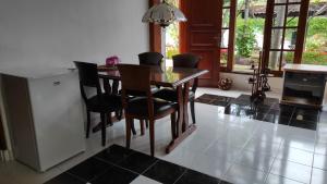 Ein Sitzbereich in der Unterkunft Keyani Bungalows Lovina