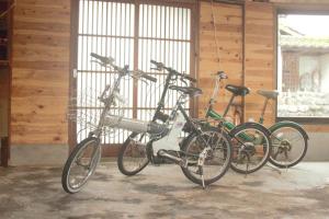 dos bicicletas estacionadas una al lado de la otra en un garaje en 阿蘇び心 Asobi Gokoro, en Aso