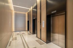 兰州兰州新区智选假日酒店的大楼里电梯走廊