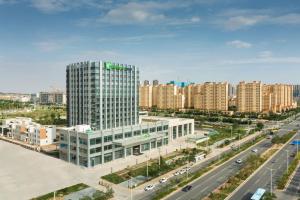 eine Luftansicht einer Stadt mit hohen Gebäuden in der Unterkunft Holiday Inn Express Lanzhou New Area, an IHG Hotel in Lanzhou