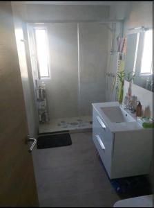 Amplia habitación en vivienda duplex tesisinde bir banyo