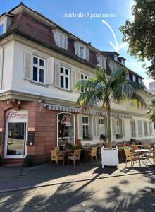 een gebouw met een tafel en stoelen ervoor bij Boho Apartment in der Stadtmitte in Lahr