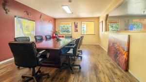 una oficina con una sala de conferencias con una mesa larga y sillas en Ticaboo Lodge, en Ticaboo