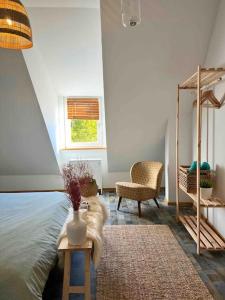 a bedroom with a bed and a table and a chair at Boho Apartment in der Stadtmitte in Lahr