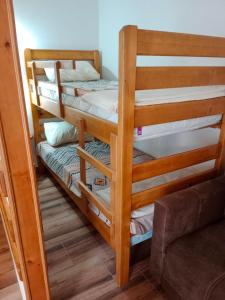 kilka łóżek piętrowych w pokoju w obiekcie Seosko domaćinstvo Kastratović w mieście Berane