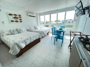 1 dormitorio con cama, mesa y sofá en Apartamentos Bahia Fragata, en San Andrés