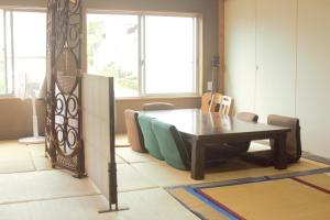 una sala da pranzo con tavolo e sedie in legno di 阿蘇び心 Asobi Gokoro ad Aso