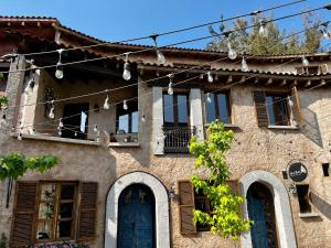 Tlaxcala de Xicohténcatl的住宿－Val'quirico Auguri Zócalo, Depto 4 Camas，一座带蓝色门窗的旧房子